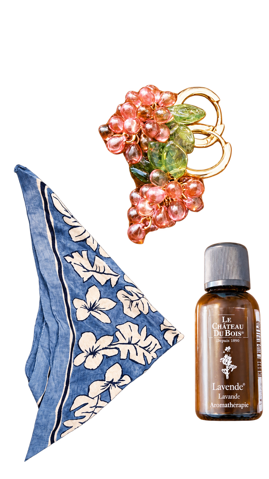 Los tres objetos completos: unos aretes, una tela de flores y un frasco de lavanda