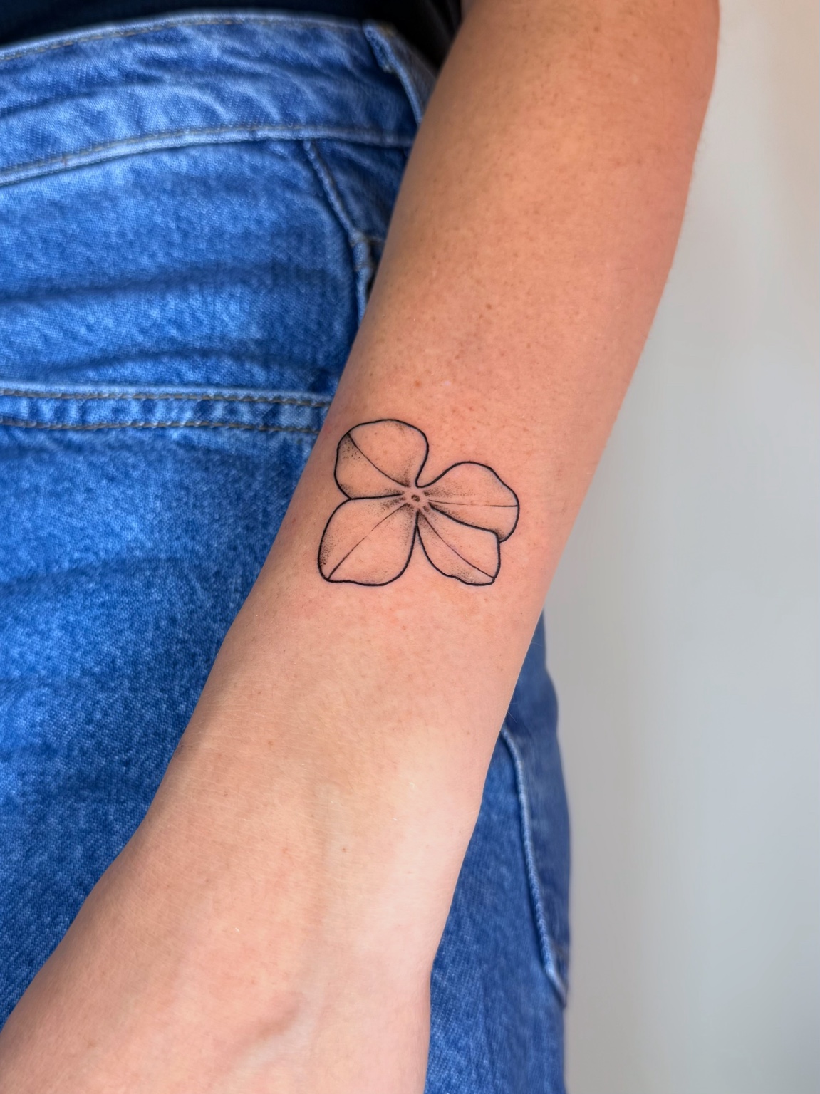 Detalle de la flor tatuada en el antebrazo de Geertje